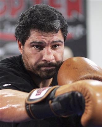 photo - John Ruiz from Puerto Rico during a boxing training for the media in Berlin ... - john-ruiz20