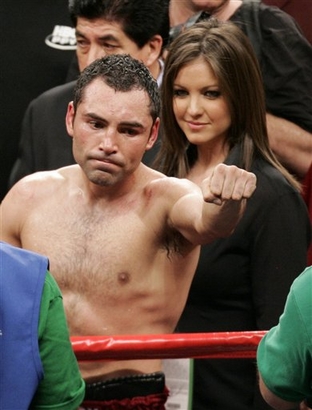 oscar de la hoya wife. Photos - Oscar De La Hoya, next to his wife, Millie Corretjer, salutes the crowd