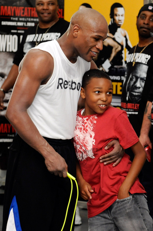 Photos Boxer Floyd Mayweather Jr. hugs his son Koraun Mayweather