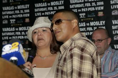 vargas fernando alicia presser mosley boxer chavez champion poses mother during right boxnews ua conference